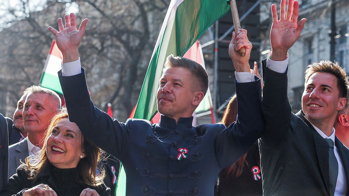 Obrazem: Davy příznivců Orbána a Magyara pochodují Budapeští